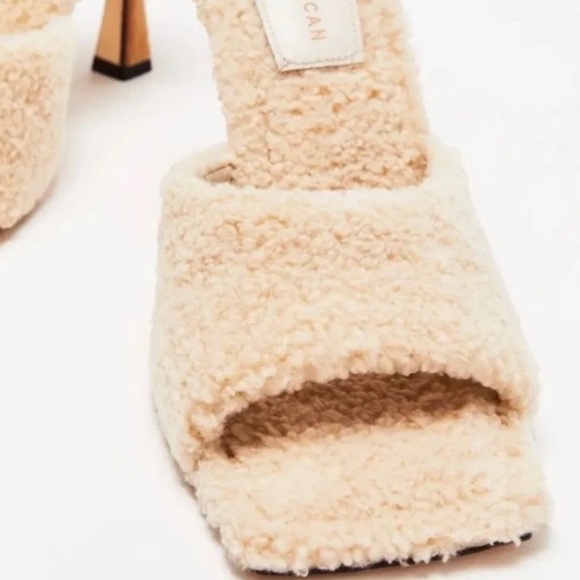 GOOD AMERICAN CREAM VEGAN SHEARLING SHERPA OPEN TOE MULE 4" HEELS NWT/NIB 🤎🤎 - Picture 4 of 14